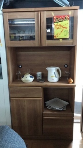 シンプルな食器棚