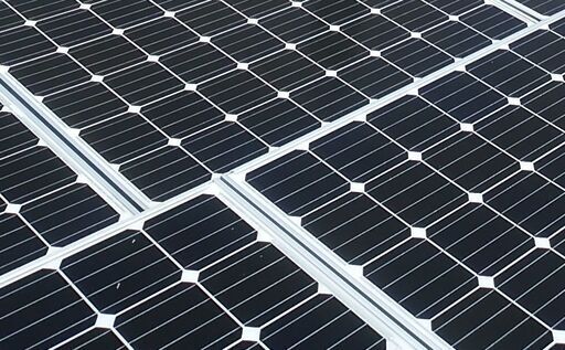 太陽光発電でバッテリーを充電する脱炭素に貢献する理想的な再エネ電源設備です、キャンプなど車中泊にも大いにお使いください！ 太陽光発電でバッテリーを充電する脱炭素に貢献する理想的な再エネ電源