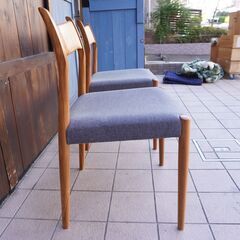 kitani(キタニ)とSigurd Resell(シグード・レッセル)によるウォールナット アームレスチェア SR-03 2脚。天然木の温かさと丸みを帯びた細いフレームが北欧らしいダイニングチェアDA129