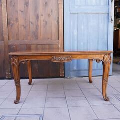 IDC OTSUKA(大塚家具)取り扱いのイタリアのメーカーMEDEAのセンターテーブルです。猫脚と細かな意匠がクラシカルでエレガントな印象を与えるリビングテーブル。お部屋を洗練された空間に！！DA132