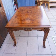 IDC OTSUKA(大塚家具)取り扱いのイタリアのメーカーMEDEAのセンターテーブルです。猫脚と細かな意匠がクラシカルでエレガントな印象を与えるリビングテーブル。お部屋を洗練された空間に！！DA132