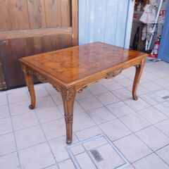 IDC OTSUKA(大塚家具)取り扱いのイタリアのメーカーMEDEAのセンターテーブルです。猫脚と細かな意匠がクラシカルでエレガントな印象を与えるリビングテーブル。お部屋を洗練された空間に！！DA132