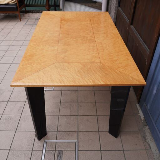 IDC OTSUKA(大塚家具)の人気シリーズSPLENDOR(スプレンダー)のダイニングテーブル。稀少なバーズアイ・メープルを使用した高級感のある天板とブラックの脚部がダイニングを洗練された印象に。DA140