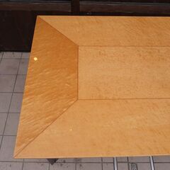 IDC OTSUKA(大塚家具)の人気シリーズSPLENDOR(スプレンダー)のダイニングテーブル。稀少なバーズアイ・メープルを使用した高級感のある天板とブラックの脚部がダイニングを洗練された印象に。DA140