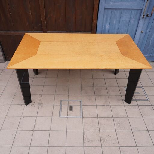 IDC OTSUKA(大塚家具)の人気シリーズSPLENDOR(スプレンダー)のダイニングテーブル。稀少なバーズアイ・メープルを使用した高級感のある天板とブラックの脚部がダイニングを洗練された印象に。DA140