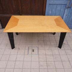 IDC OTSUKA(大塚家具)の人気シリーズSPLENDOR(スプレンダー)のダイニングテーブル。稀少なバーズアイ・メープルを使用した高級感のある天板とブラックの脚部がダイニングを洗練された印象に。DA140