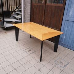 IDC OTSUKA(大塚家具)の人気シリーズSPLENDOR(スプレンダー)のダイニングテーブル。稀少なバーズアイ・メープルを使用した高級感のある天板とブラックの脚部がダイニングを洗練された印象に。DA140