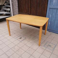 飛騨の家具メーカーKASHIWA(柏木工)のオーク無垢材を使用しダイニング