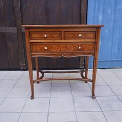 IDC OTSUKA(大塚家具)取り扱いのイタリアのメーカーMedea(メデア)のコンソールチェスト。優美な曲線を描くクラシカルなフォルムは上品でエレガントな印象を与えてくれます。花台などにも♪DA145