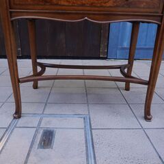 IDC OTSUKA(大塚家具)取り扱いのイタリアのメーカーMedea(メデア)のコンソールチェスト。優美な曲線を描くクラシカルなフォルムは上品でエレガントな印象を与えてくれます。花台などにも♪DA145