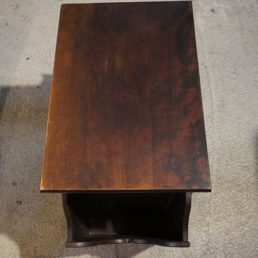 北海道民芸家具(HOKUMIN)の#440 樺無垢材サイドテーブルです。アンティーク調のクラシックなデザインは上品な印象に。マガジンラックや収納棚付きで小物の収納にも便利です♪DA150