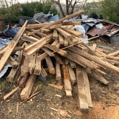 家を解体して出た廃材、焚き火や薪ストーブ用に