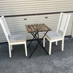 テーブルと椅子二つ