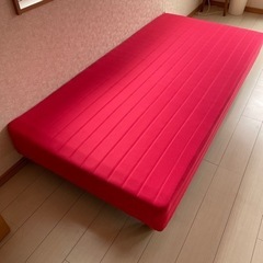 足つき赤いベッド