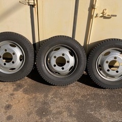 トラック用スタッドレスタイヤ　ホイール付き6本