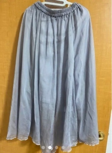 ブルーのシフォンのスカート