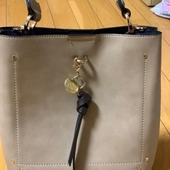 合皮の柔らかい可愛いハンドバッグ　定価　3980円