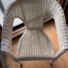 バリ風白い籐椅子