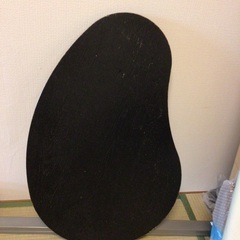 黒の勾玉のような形のローテーブル
