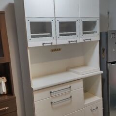 白い食器棚