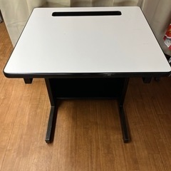 正方形のオフィス用テーブル