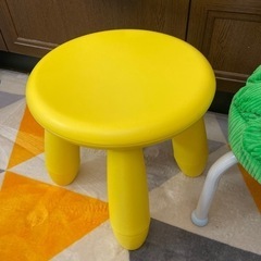 子供イス　IKEAチェアとパイプ椅子