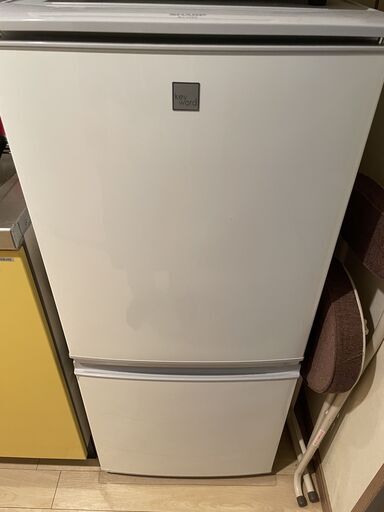 一人暮らしに最適な SHARP の冷蔵庫 (SJ-14E6)