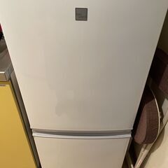 【ネット決済】一人暮らしに最適な SHARP の冷蔵庫 (SJ-...