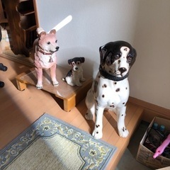 焼き物の3匹の犬の置物