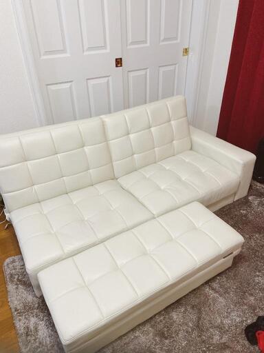 白のソファーベッド