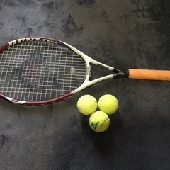 テニスラケット&ボール3つ