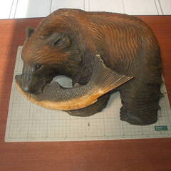 北海道土産 木彫りの熊 になります。