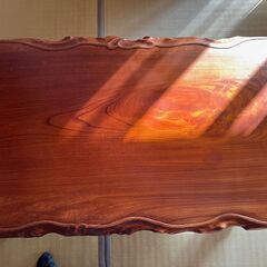 昭和レトロ：一枚板の大きな和テーブル
