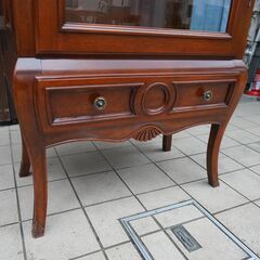 イタリア製キュリオケースです。クラシカルでエレガントな飾り棚はインテリアを洗練された空間に。ご家庭のリビングや寝室などはもちろん、店舗などにもオススメです。DA151