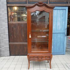 イタリア製キュリオケースです。クラシカルでエレガントな飾り棚はインテリアを洗練された空間に。ご家庭のリビングや寝室などはもちろん、店舗などにもオススメです。DA151