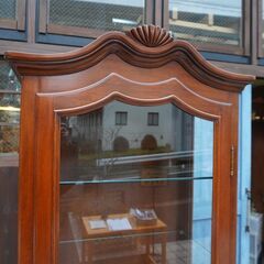 イタリア製キュリオケースです。クラシカルでエレガントな飾り棚はインテリアを洗練された空間に。ご家庭のリビングや寝室などはもちろん、店舗などにもオススメです。DA151