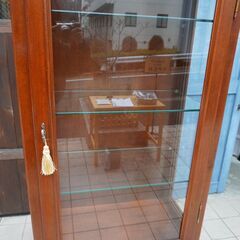 イタリア製キュリオケースです。クラシカルでエレガントな飾り棚はインテリアを洗練された空間に。ご家庭のリビングや寝室などはもちろん、店舗などにもオススメです。DA151