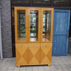 IDC OTSUKA(大塚家具)の人気シリーズSPLENDOR(スプレンダー)のキュリオケースです。稀少なバーズアイ・メープルを使用した高級感は上品で洗練された印象に。本棚や食器棚などにも。DA152