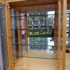 IDC OTSUKA(大塚家具)の人気シリーズSPLENDOR(スプレンダー)のキュリオケースです。稀少なバーズアイ・メープルを使用した高級感は上品で洗練された印象に。本棚や食器棚などにも。DA152