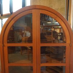 北欧デンマークの高級家具メーカーDyrlund(デューロン)のキュリオケースです。チーク材のナチュラルな質感と丸みを帯びたデザインがインパクトのある飾り棚。本棚や食器棚、店舗用の什器としても♪DA153