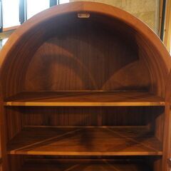 北欧デンマークの高級家具メーカーDyrlund(デューロン)のキュリオケースです。チーク材のナチュラルな質感と丸みを帯びたデザインがインパクトのある飾り棚。本棚や食器棚、店舗用の什器としても♪DA153