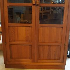 北欧デンマークの高級家具メーカーDyrlund(デューロン)のキュリオケースです。チーク材のナチュラルな質感と丸みを帯びたデザインがインパクトのある飾り棚。本棚や食器棚、店舗用の什器としても♪DA153