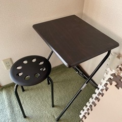 折り畳みイス（茶色）と丸椅子（黒）