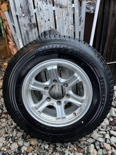 キャラバンE25に使用していたスタッドレス 本物 