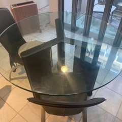 ガラス　丸いダイニングテーブル