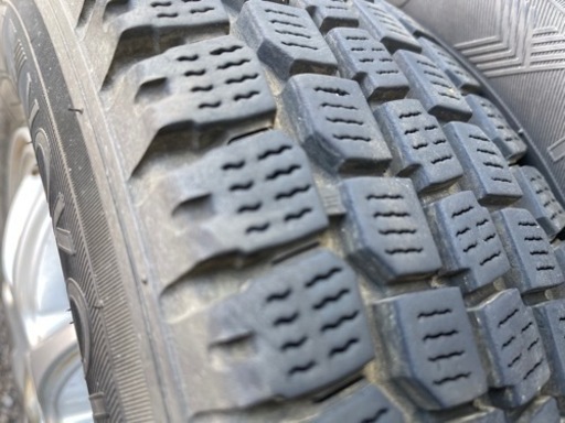 中古スタッドレスタイヤ・ホイール4本セット 145R12LT 軽トラ
