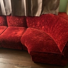 赤い高級感あるソファー