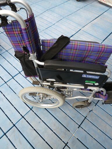 美品☆KAWAMURA カワムラサイクル アルミ製 介助式 車椅子 KAJ-302SB 最大体重100Kg 軽量(約13Kg) 折畳み式 車いす 介護 福祉用具