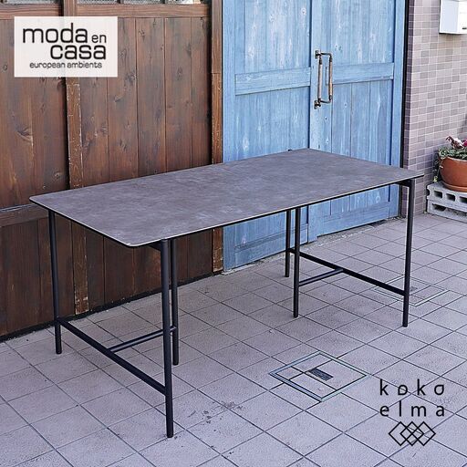 moda en casa(モーダ・エン・カーサ)のpipa tableです！薄型のセラミック天板とメタル脚がスタイリッシュでモダンな印象のダイニングテーブル。座る位置によって脚部の幅を自由に調整可能。DA219