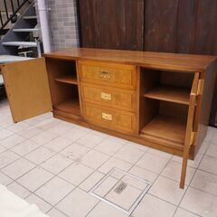 Karimoku(カリモク)の高級ブランドdomani(ドマーニ)よりMorganton(モーガントン)シリーズ サイドボード/ライトコニャックです。エレガントで上品なデザインはリビングや書斎にも♪DA212